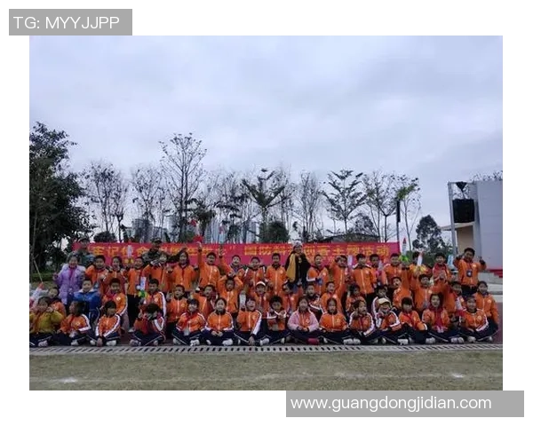 六年级学生创意足球画作展现青春活力与团队精神的艺术之旅